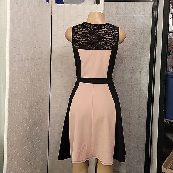 ENFOCUS STUDIO SLEEVELESS COLORBLOCK ROUND NECK LACE DESIGN DRESS - Picture 8 of 13